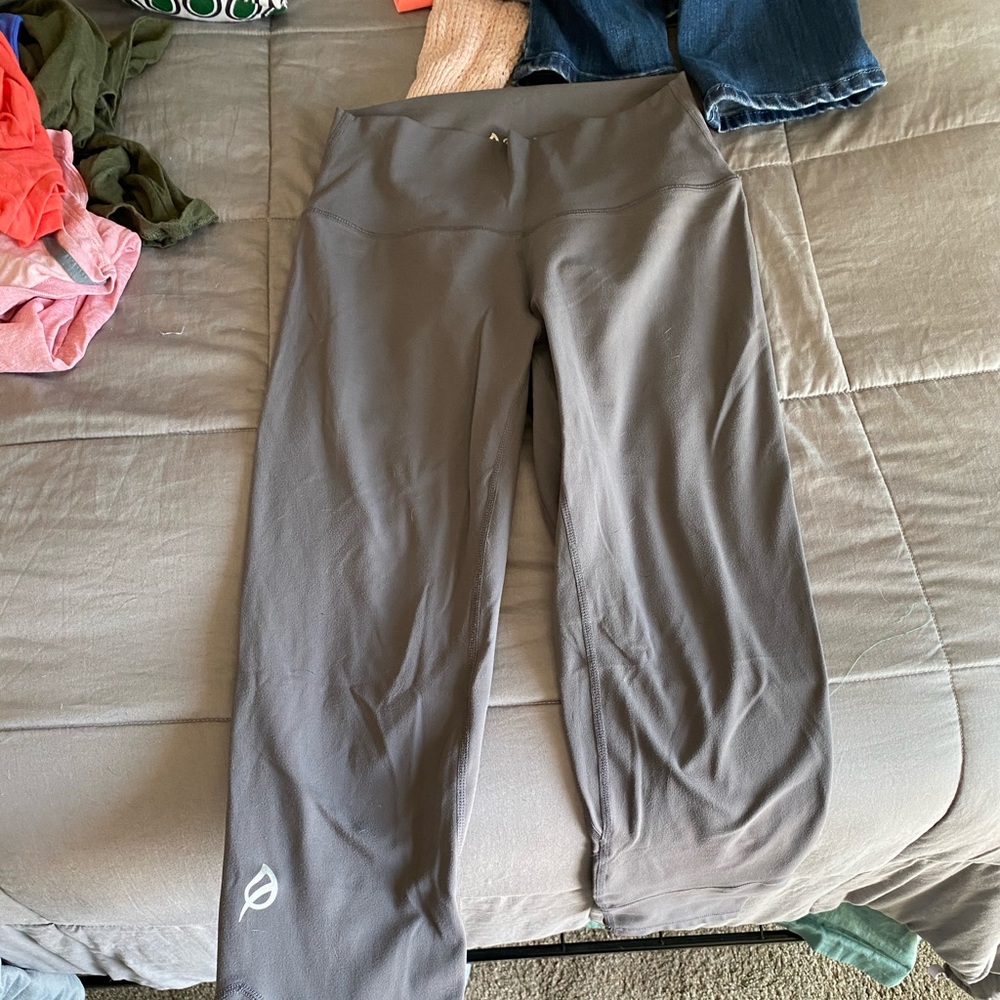 Cropped gray leggings